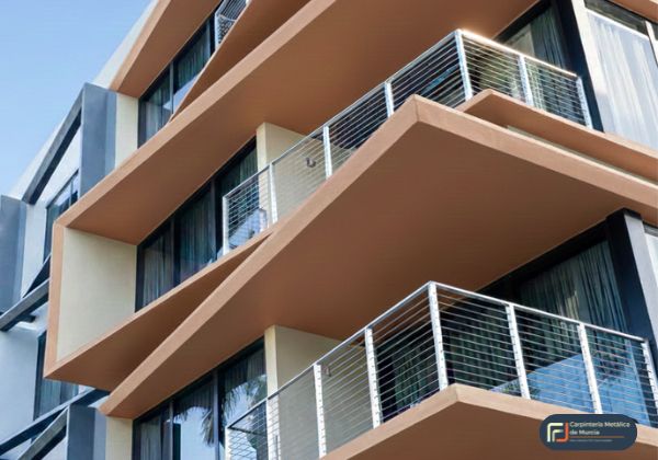 Balcones de acero inoxidable en edificio residencial Murcia