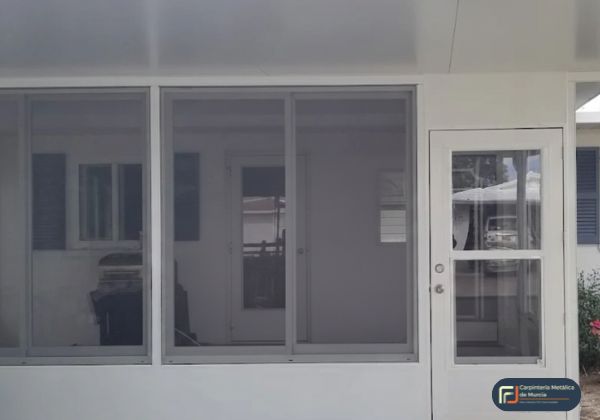 Cerramiento de aluminio para porche de entrada en Murcia