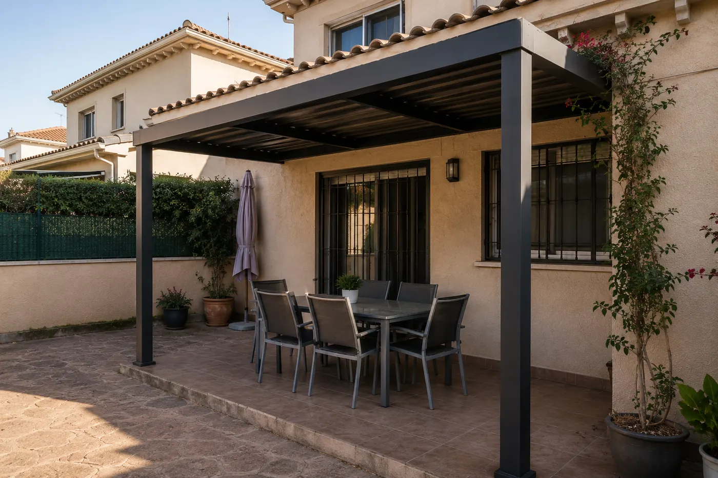 Pérgola de aluminio con techo de lamas sobre una terraza en Murcia