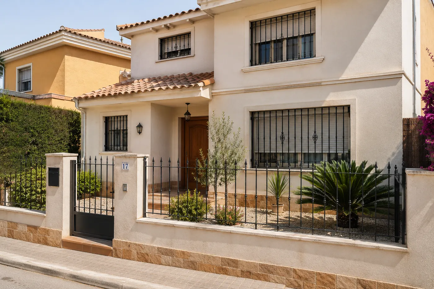 Rejas de hierro forjado y cerramiento metálico en una vivienda de Murcia