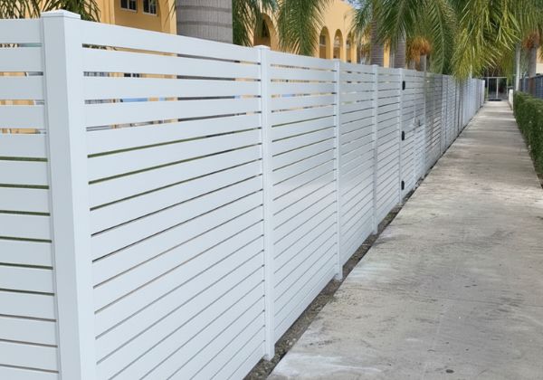 Vallado metálico de aluminio para cercado de vivienda en Murcia
