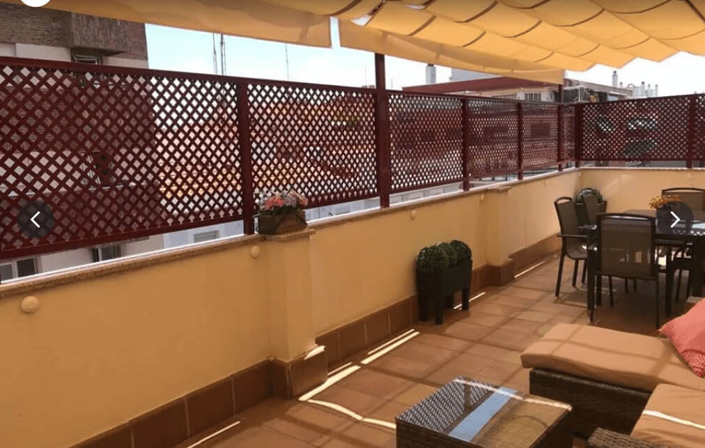 Vallado metálico de celosía para terraza con privacidad en Murcia