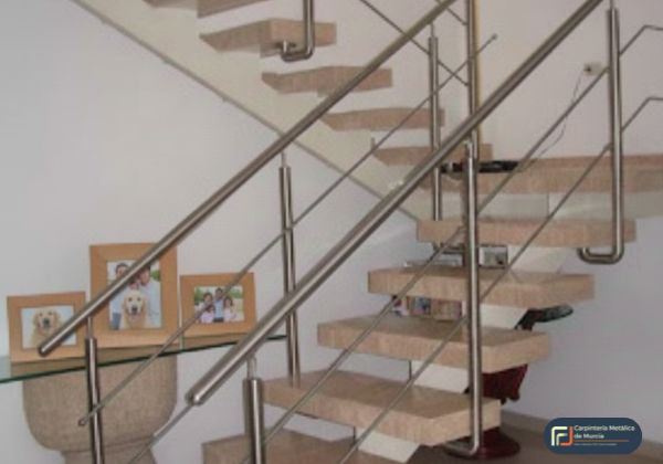 escalera con estructura de hierro con pasamanos de acero inoxidable